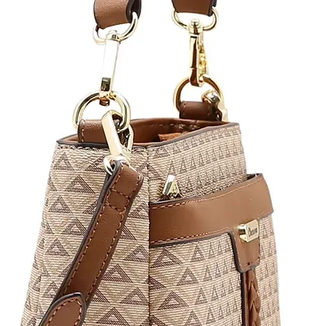 Close em detalhes da bolsa feminina Chenson New Elemento Gráfico cor café com ferragens douradas e alça removível